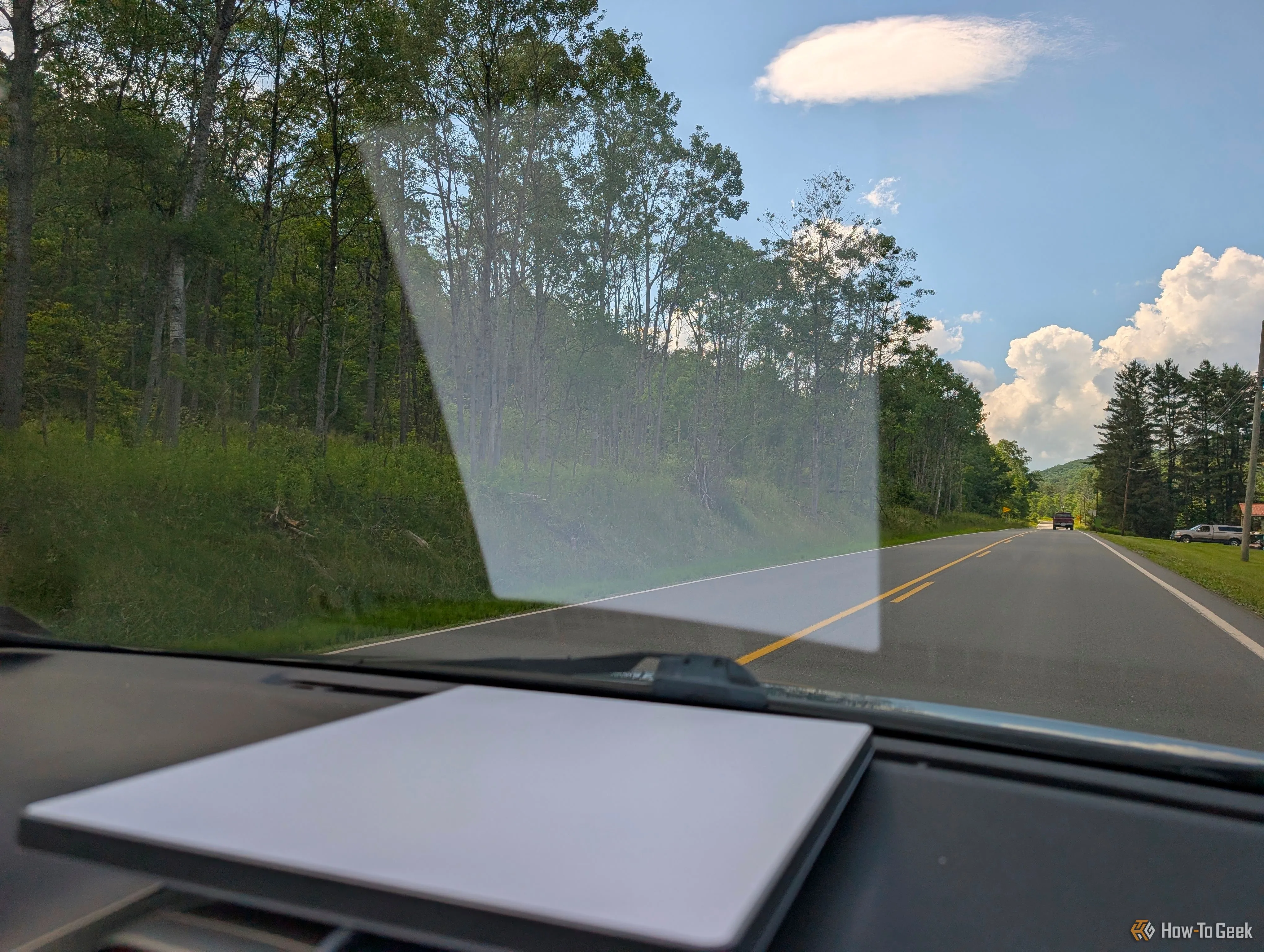 Starlink Mini được đặt trên bảng điều khiển xe ô tô, cho thấy tính linh hoạt trong lắp đặt và khả năng thu sóng tốt