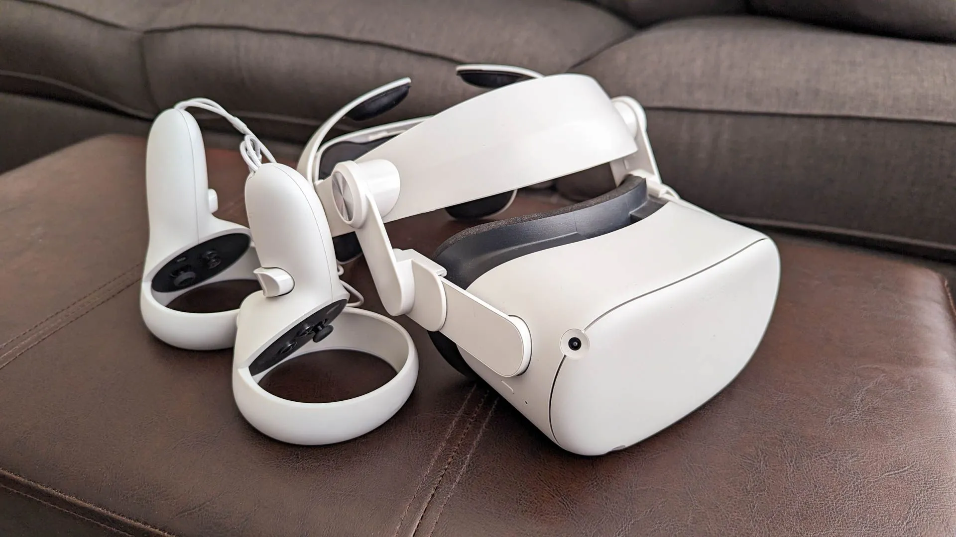 Tai nghe VR Meta Quest 2 với dây đeo đầu bên thứ ba và cáp sạc USB-C dài, minh họa phụ kiện cần thiết cho trải nghiệm VR.