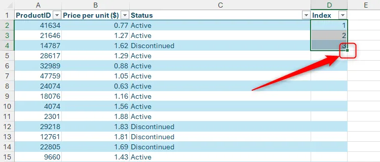 Tay cầm điền (fill handle) được tô sáng ở góc dưới bên phải của các ô đã chọn để tự động điền số thứ tự vào cột Index trong Excel.