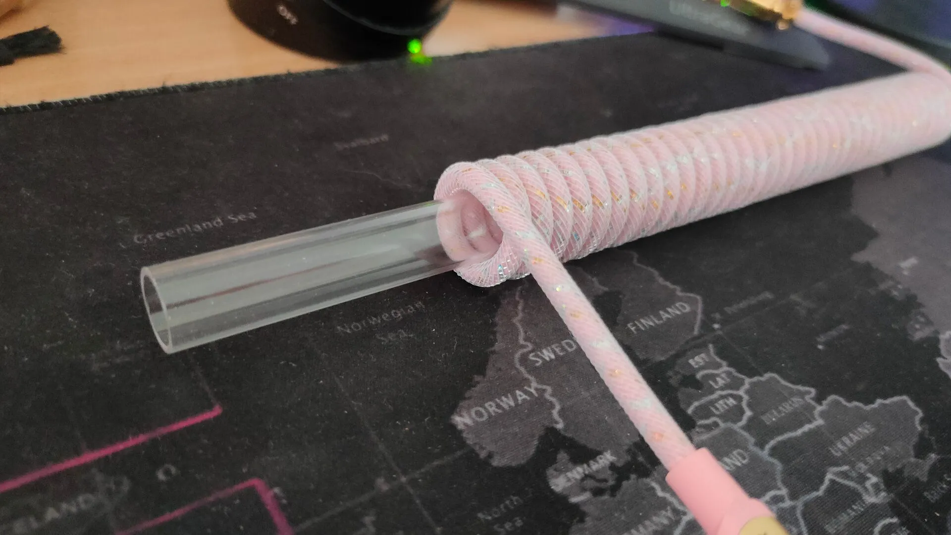 Thanh nhựa cố định hình dạng xoắn bên trong cáp bàn phím, minh họa quá trình DIY