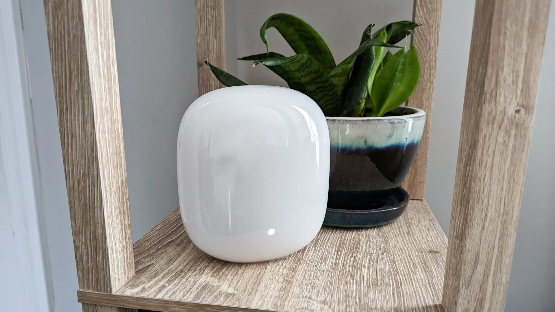 Thiết bị Nest Wifi Pro thuộc hệ thống mạng Mesh, giải pháp phủ sóng Wi-Fi toàn diện cho không gian rộng.