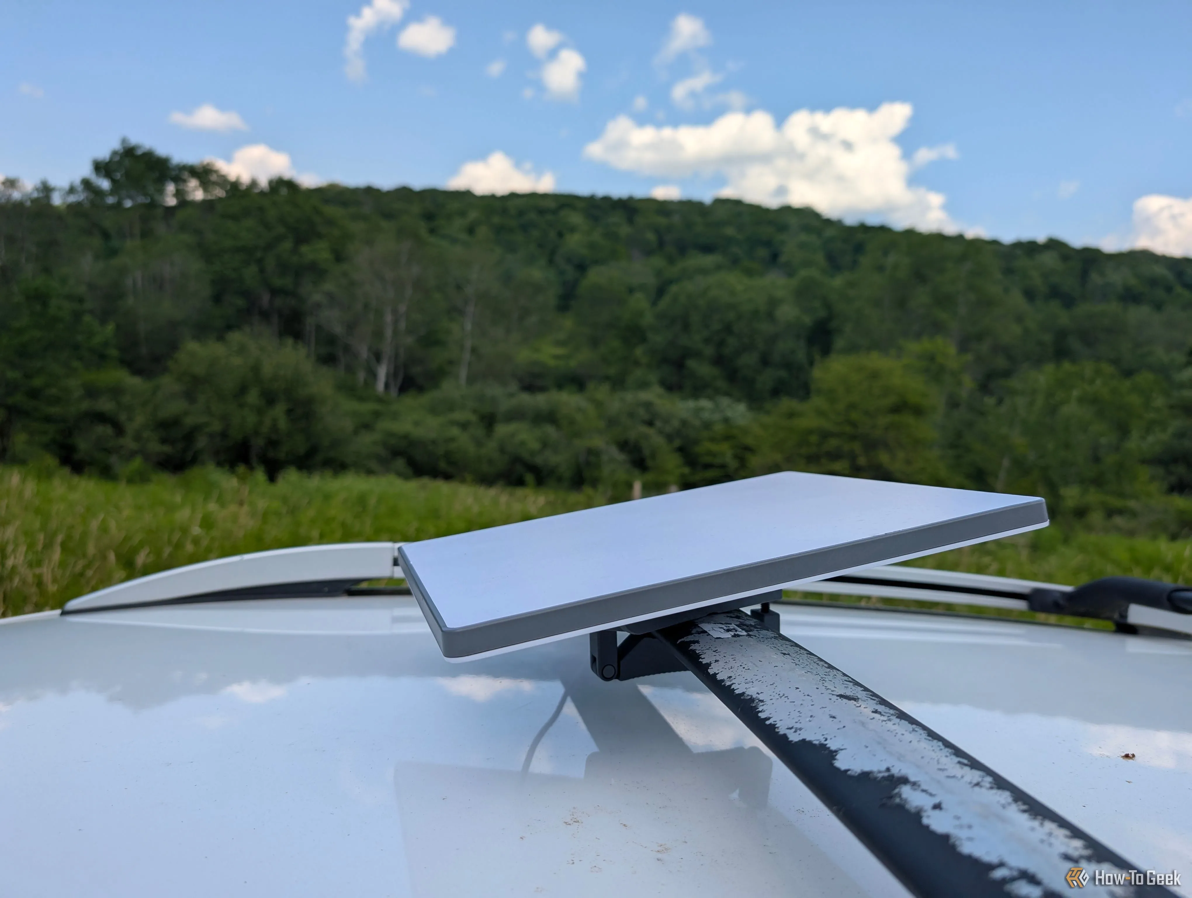 Thiết bị Starlink Mini gắn trên giá nóc xe hơi, minh họa khả năng kết nối internet di động cho ô tô