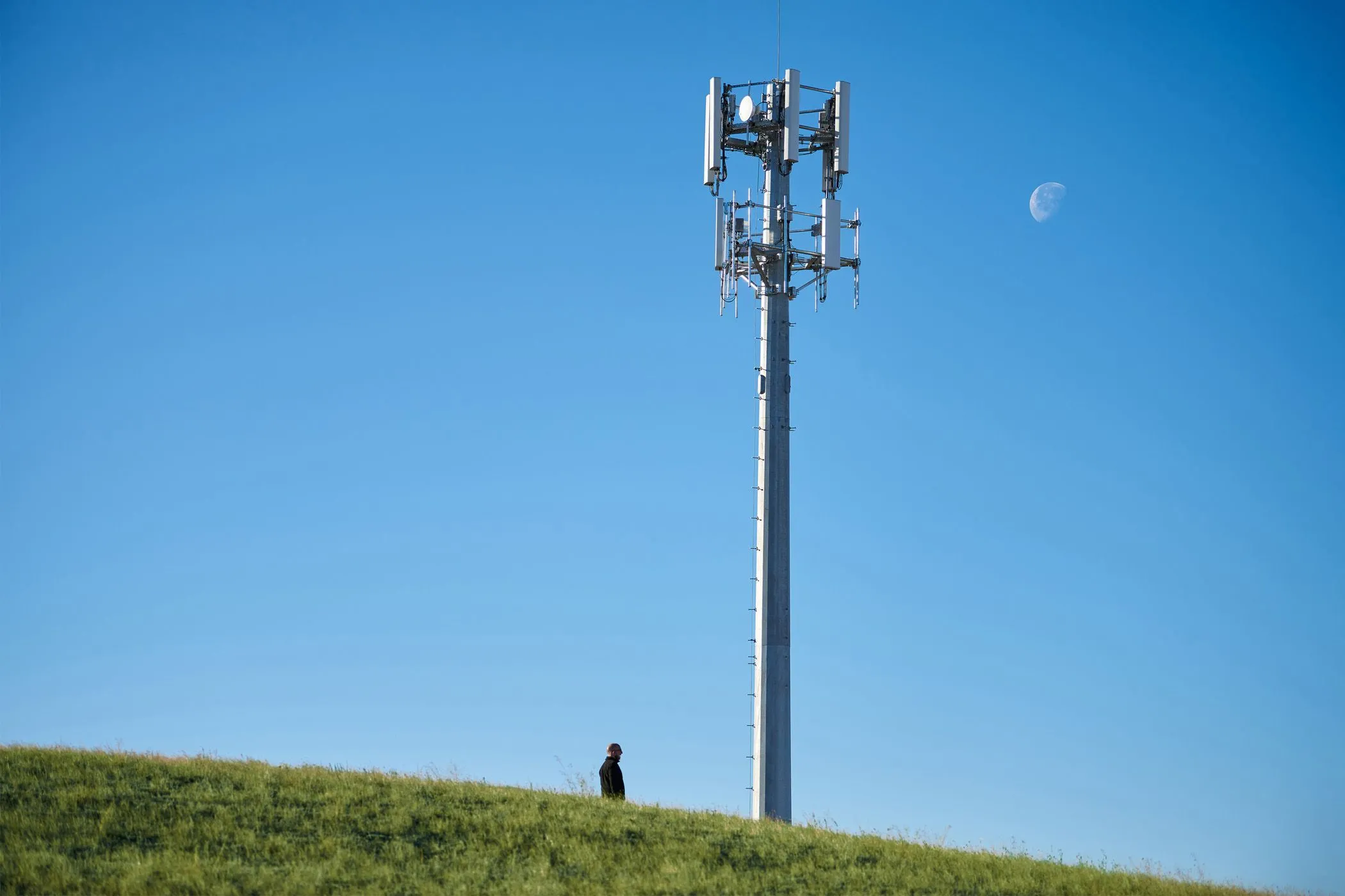 Trạm phát sóng di động (cell tower) trên đồi, minh họa cơ sở hạ tầng mạng 5G.