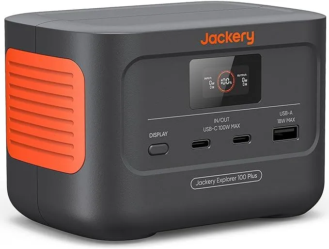 Trạm sạc di động Jackery Explorer 100 Plus nhỏ gọn màu cam và đen