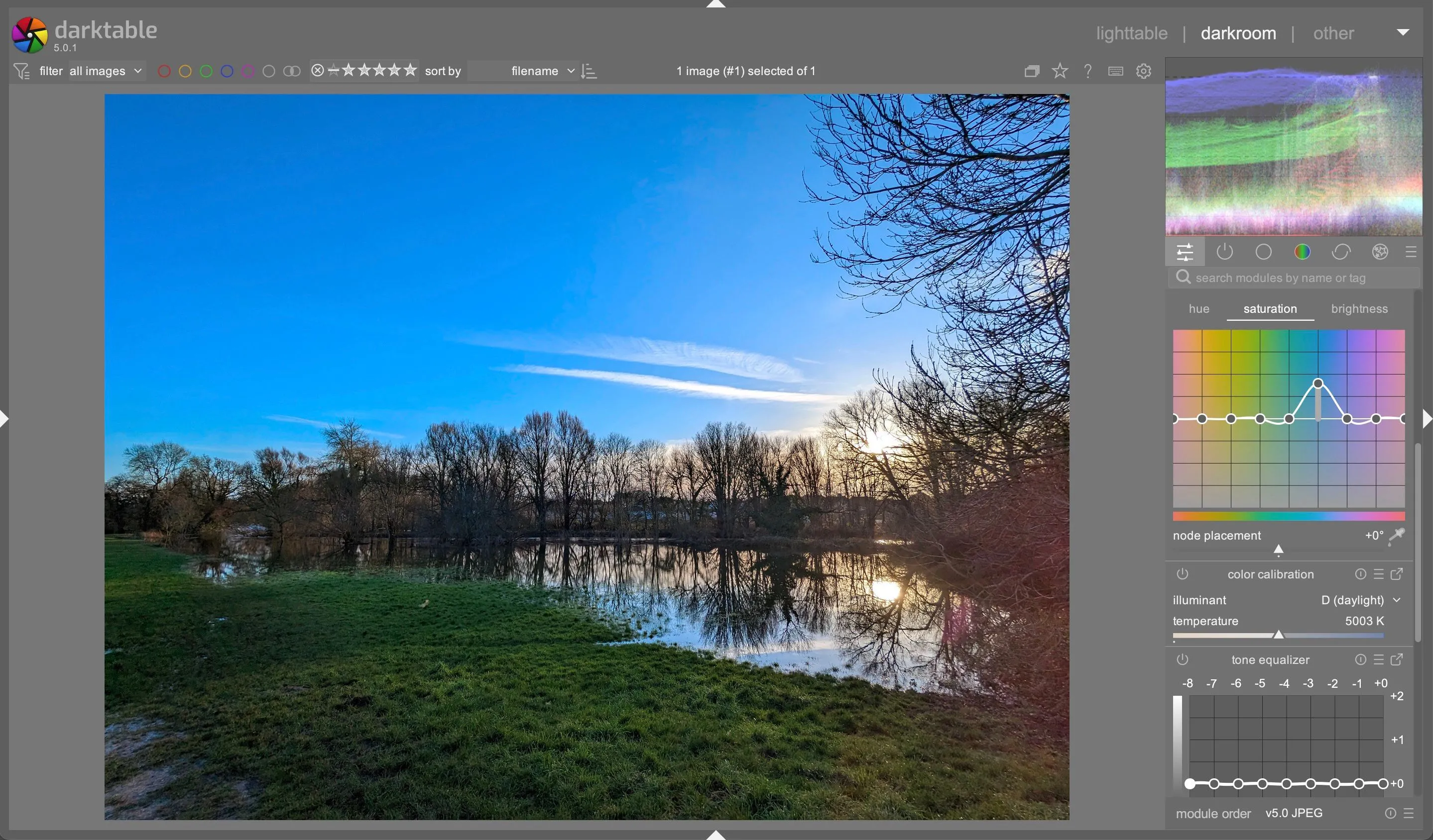 Ứng dụng chỉnh sửa ảnh Darktable với các bảng màu và phạm vi hiển thị, thể hiện khả năng xử lý ảnh chuyên nghiệp
