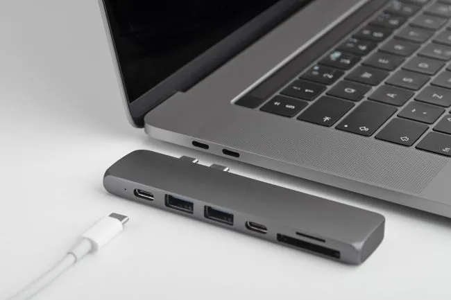 USB-C Hub đa năng với nhiều cổng kết nối và đầu đọc thẻ cho MacBook